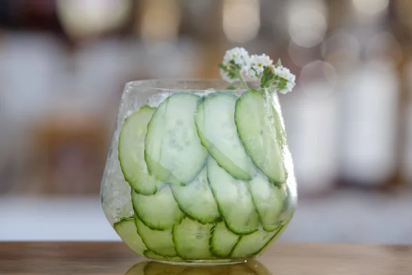 Ett Glas Cocktail Med Gurka Och Bardisken — Stockfoto