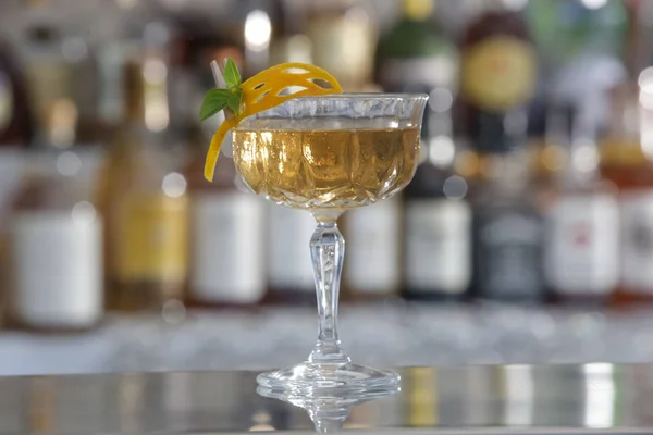 Szklanka Pięknie Zdobionego Koktajlu Whisky Skórką Pomarańczy Blacie Baru — Zdjęcie stockowe