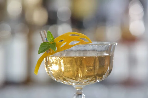 Ett Glas Vackert Dekorerad Whiskycocktail Med Apelsinskal Bardisken — Stockfoto