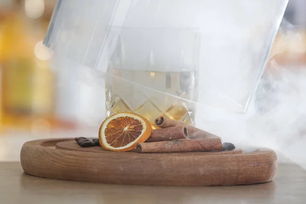 Hazy Whiskey Cocktail Ett Glas Rökt Whisky Serveras Med Skiva — Stockfoto