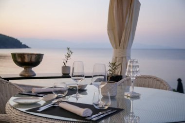 Deniz manzaralı restoran masası.