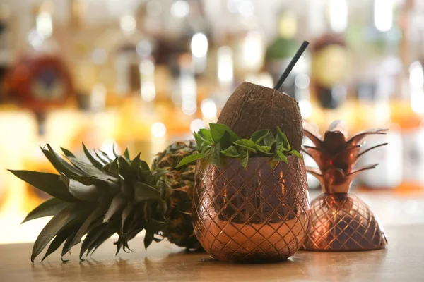 Ein Glas Wunderschön Dekorierter Ananas Kokos Cocktail Unscharfe Flaschen Hintergrund — Stockfoto