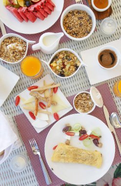 Kahve, portakal suyu, hamur işi, meyve, mısır gevreği ve yumurtalı harika bir kahvaltı masası.