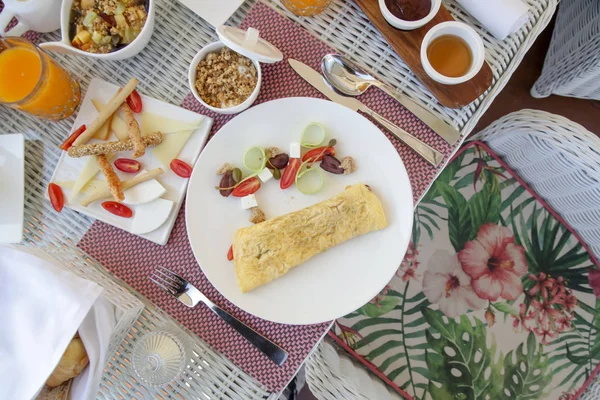 Schön Gedeckter Frühstückstisch Mit Kaffee Orangensaft Gebäck Obst Müsli Und — Stockfoto