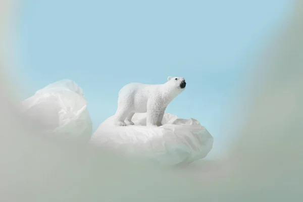 青い背景のビニール袋に白いホッキョクグマ プラスチック汚染と気候変動の概念 — ストック写真
