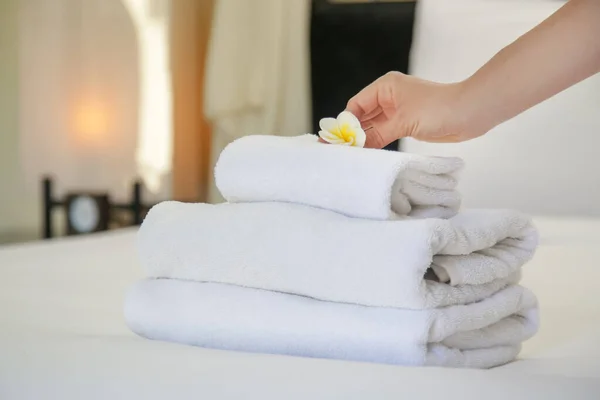 Room Service Woman Changing Towels Hotel Room Housecleaner Putting Towels — Stock Photo, Image