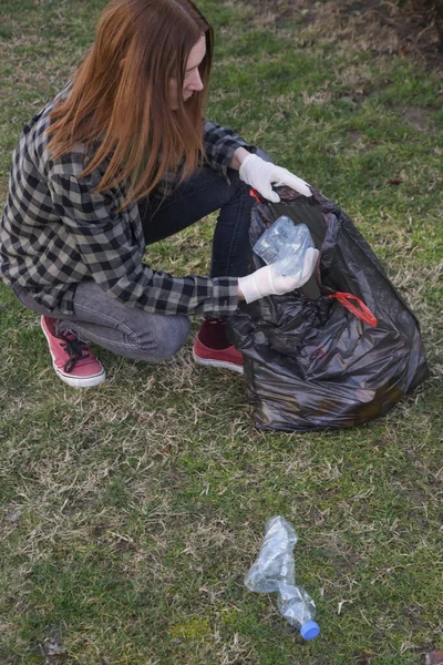 Kvinnan Hämtar Plastflaskor Från Parken Foto Miljöaktivist Samla Plast Skräp — Stockfoto