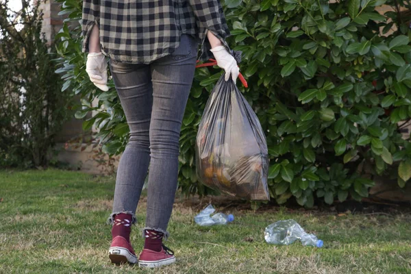 Una Donna Che Prende Bottiglie Plastica Dal Parco Foto Attivista — Foto Stock