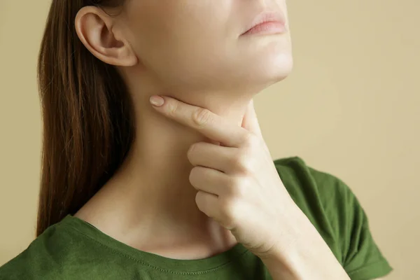 Porträt Einer Kranken Kaukasierin Mit Halsschmerzen Erkältung Grippe Oder Schilddrüsenproblemen — Stockfoto