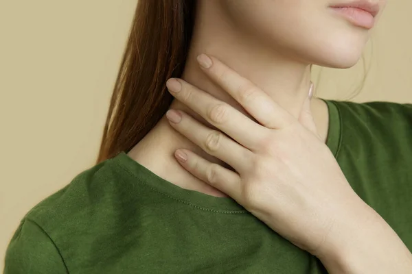 Portret Van Zieke Blanke Vrouw Met Keelpijn Verkoudheid Griep Schildklierprobleem — Stockfoto