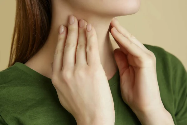 喉の痛みを伴う病気の原因となる女性の肖像 インフルエンザや甲状腺の問題 — ストック写真