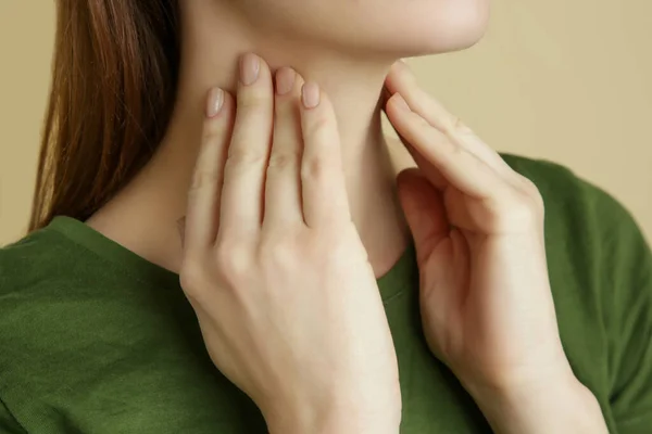 Portret Van Zieke Blanke Vrouw Met Keelpijn Verkoudheid Griep Schildklierprobleem — Stockfoto