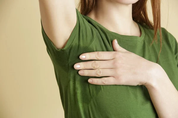 Imagen Cercana Mujer Camiseta Verde Con Parche Sudor Debajo Axila — Foto de Stock
