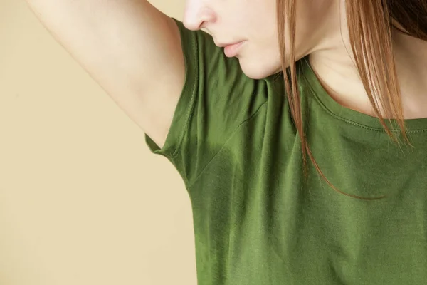Nahaufnahme Einer Frau Grünen Shirt Mit Schweißflecken Unter Der Achselhöhle — Stockfoto