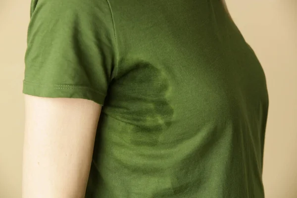 Close Imagem Mulher Camiseta Verde Com Remendo Suor Sob Axila — Fotografia de Stock