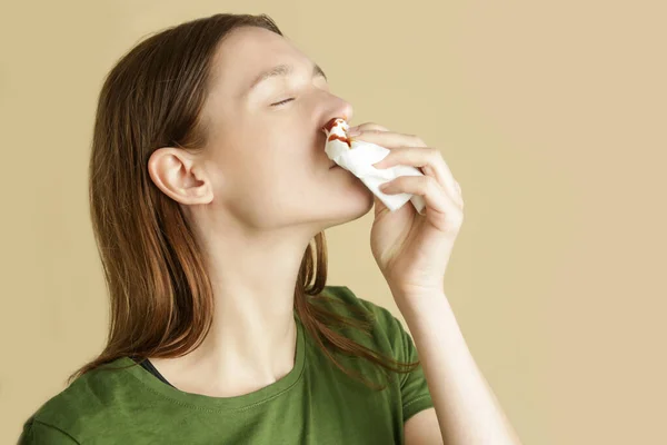 鼻出血 一个年轻的女人有一个血淋淋的鼻子 卫生保健和医疗概念 关闭工作室图像 — 图库照片