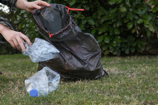 Kvinnan Hämtar Plastflaskor Från Parken Foto Miljöaktivist Samla Plast Skräp — Stockfoto