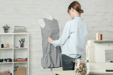 Terzi atölyedeki manken tasarımını düzeltir - moda atölyesi, yavaş moda, terzi zanaatı, el yapımı kıyafetler