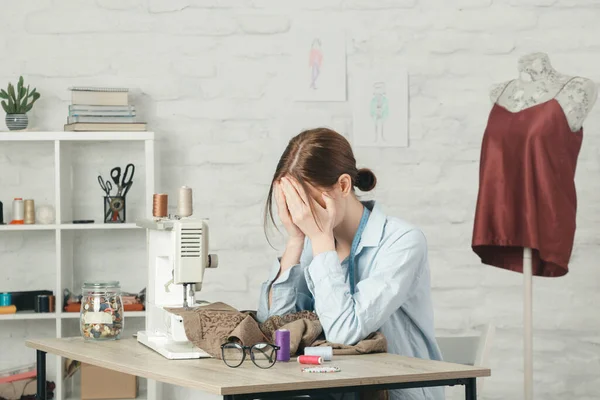 Uykulu Sinirli Yorgun Terzi Çalışma Masasında Baş Ağrısı Var Küçük — Stok fotoğraf
