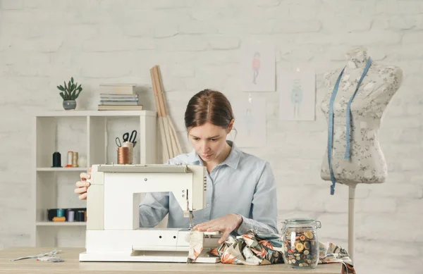 Женщина Швейная Швейной Машинке Маленькой Студии Ателье Моды Медленная Мода — стоковое фото
