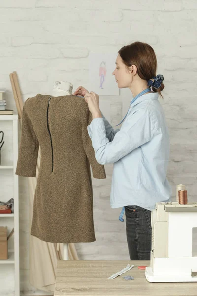 Kleermaker Kledingontwerp Aan Etalagepop Werkplaats Modeatelier Slow Fashion Tailor Craft — Stockfoto