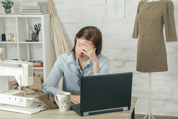 Schläfrige Frustrierte Erschöpfte Näherin Mit Kopfschmerzen Auf Ihrem Schreibtisch Probleme — Stockfoto