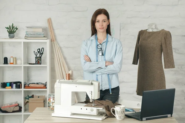 在她的时尚工作室里的年轻女企业家的画像 时尚缓慢 裁缝工艺 小企业概念 — 图库照片