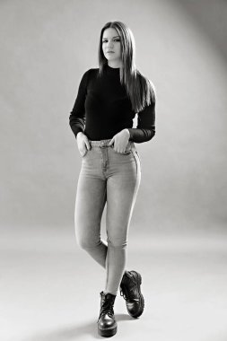 Siyah balıkçı yakalı genç esmerin siyah beyaz portresi. Genç ve güzel bir kadının stüdyo çekimi..