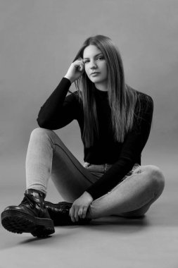 Siyah balıkçı yakalı genç esmerin siyah beyaz portresi. Genç ve güzel bir kadının stüdyo çekimi..