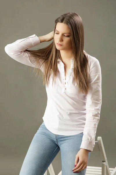 Красота Портрет Юной Брюнетки Классической Белой Рубашке Студийный Снимок Молодой — стоковое фото