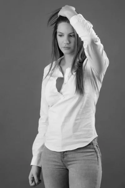 Retrato Blanco Negro Joven Morena Camisa Blanca Clásica Captura Estudio —  Fotos de Stock