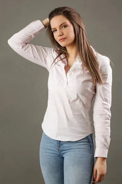 Retrato Beleza Jovem Morena Camisa Branca Clássica Estúdio Tiro Mulher — Fotografia de Stock