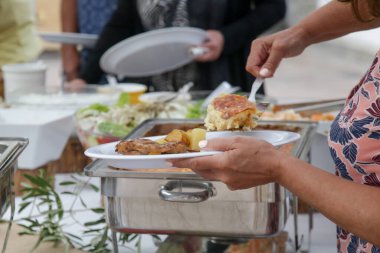 Büfehattından yemek alan kadın