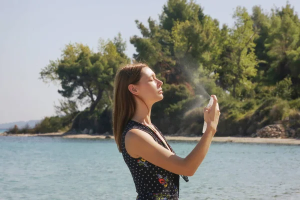 Mujer Rociando Neblina Facial Cara Concepto Cuidado Piel Durante Verano — Foto de Stock