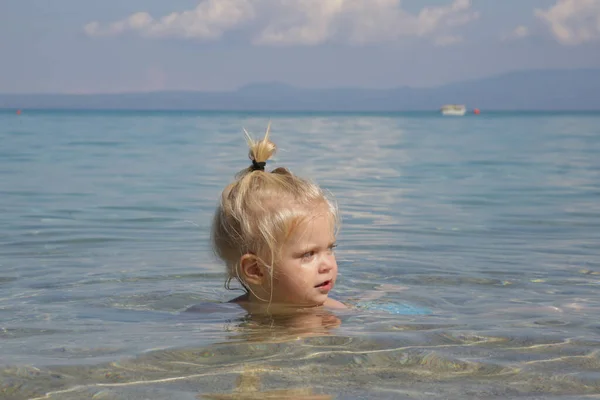 Rozkošná Holčička Užívá Horkého Letního Dne Mělké Mořské Vodě — Stock fotografie