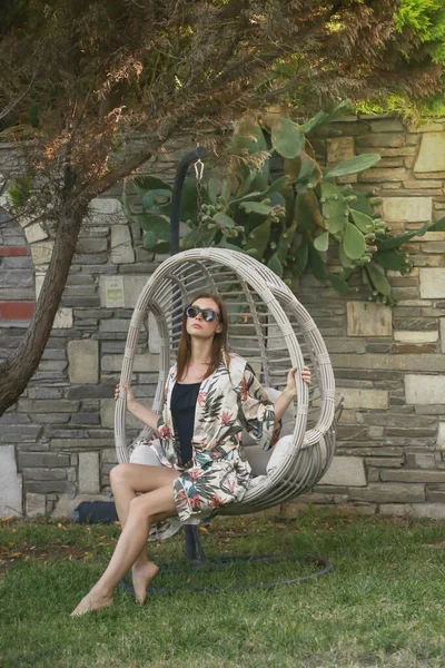 Стильна Модна Жінка Сидить Висячому Стільці Ротанга Розслабляючий Літній День — стокове фото