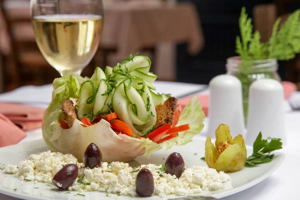 Griekse Salade Geserveerd Een Koolblad — Stockfoto