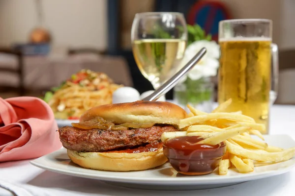 Köstlicher Hamburger Mit Pommes Und Ketchup Sauce Auf Dem Restauranttisch — Stockfoto