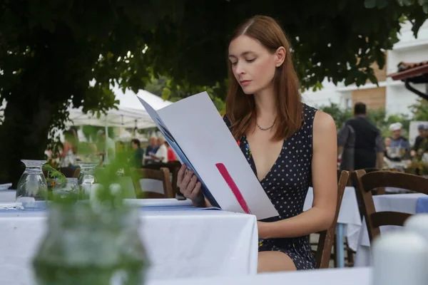 Молодая Женщина Читает Меню Открытом Воздухе Ресторана — стоковое фото