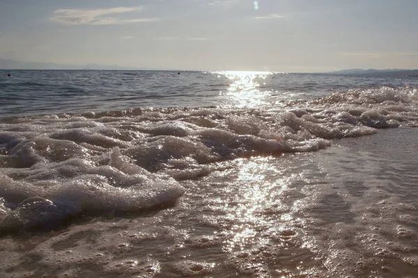 Espuma Oceânica Uma Praia Areia — Fotografia de Stock