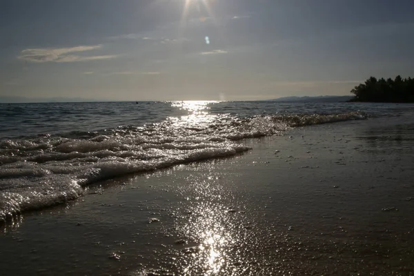 Schiuma Oceano Una Spiaggia Sabbia — Foto Stock