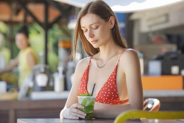 Ung Kvinna Röd Bikini Med Ett Glas Mojito Cocktail Avkopplande — Stockfoto