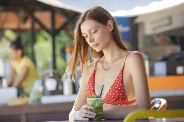 Ung Kvinna Röd Bikini Med Ett Glas Mojito Cocktail Avkopplande — Stockfoto