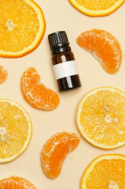 Temel yağ, portakal, mandalina ve yağ şişeli limon dilimleri.