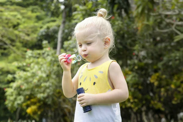 Menina Pequena Feliz Soprando Bolhas Sabão Parque — Fotografia de Stock