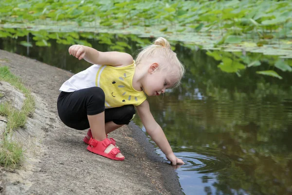 Criança Brincando Parque Lado Lago Dois Anos Idade Menina Passar — Fotografia de Stock