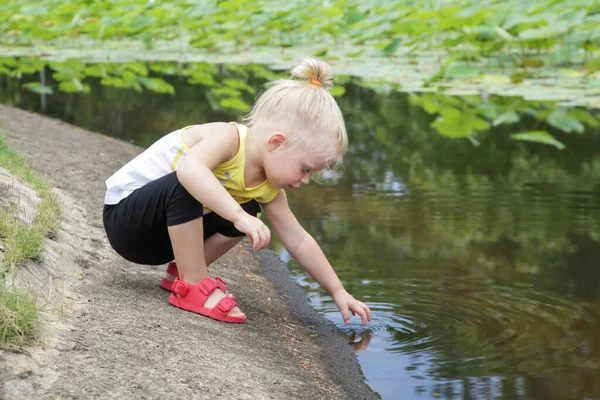 Copil Jucându Parcul Lângă Lac Fetiță Doi Ani Petrecând Timp — Fotografie, imagine de stoc