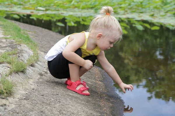 Dziecko Bawiące Się Parku Nad Jeziorem Dwuletnia Dziewczynka Spędzająca Czas — Zdjęcie stockowe