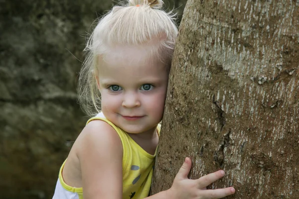 Ett Litet Barn Som Kramar Ett Träd Att Krama Ett — Stockfoto