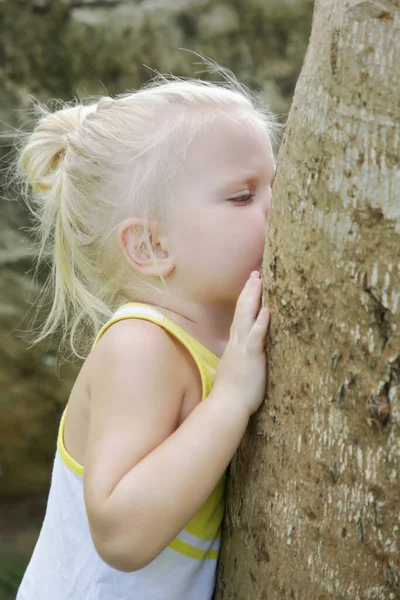 Retrato Adorável Menina Brincando Esconde Esconde Parque Escondendo Atrás Uma — Fotografia de Stock